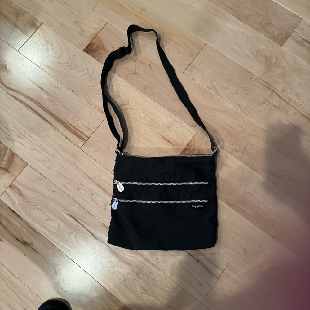 Baggallini crossbody purse handbag black with multiple pockets
